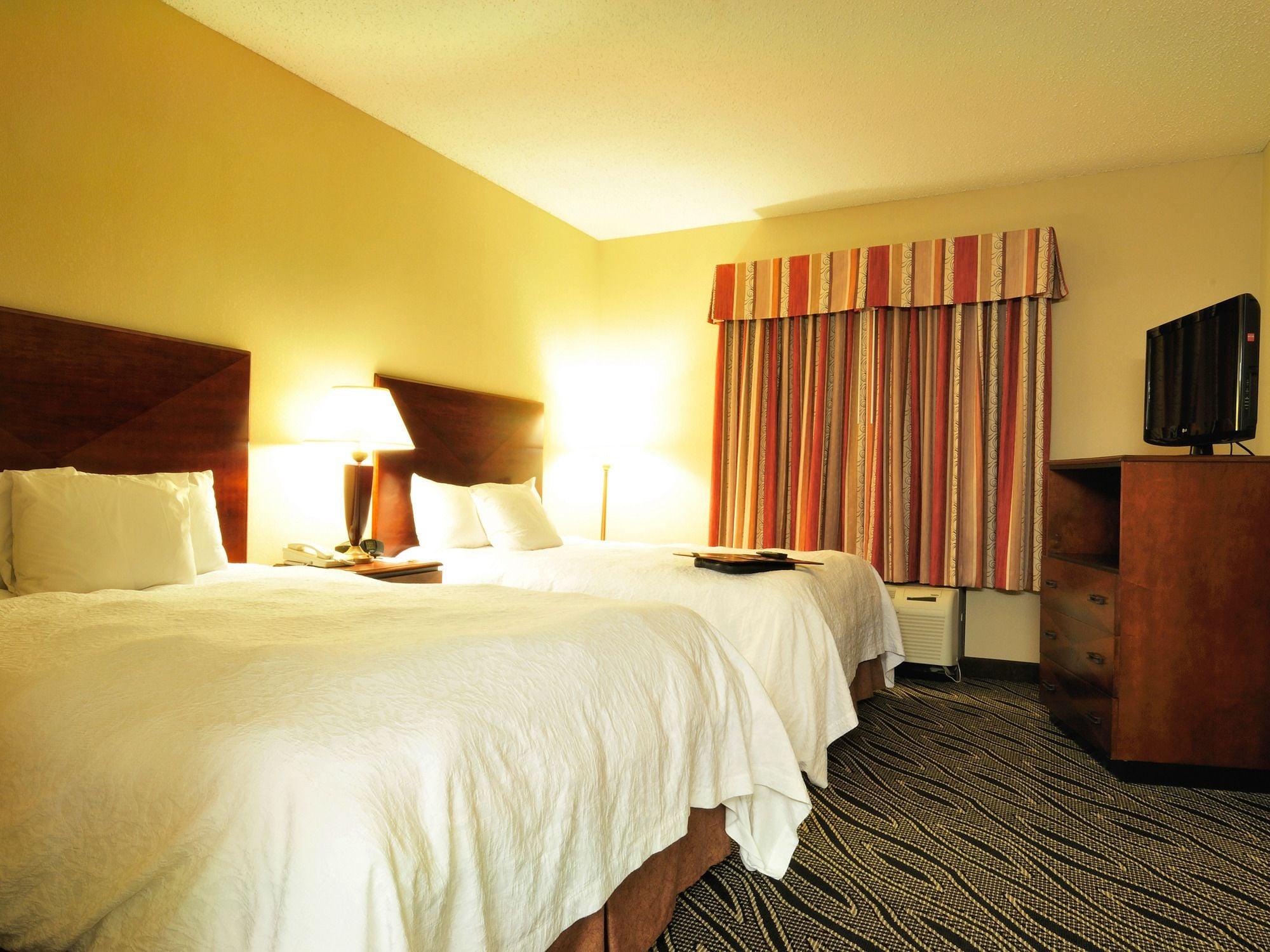 Hampton Inn Файетвил Екстериор снимка