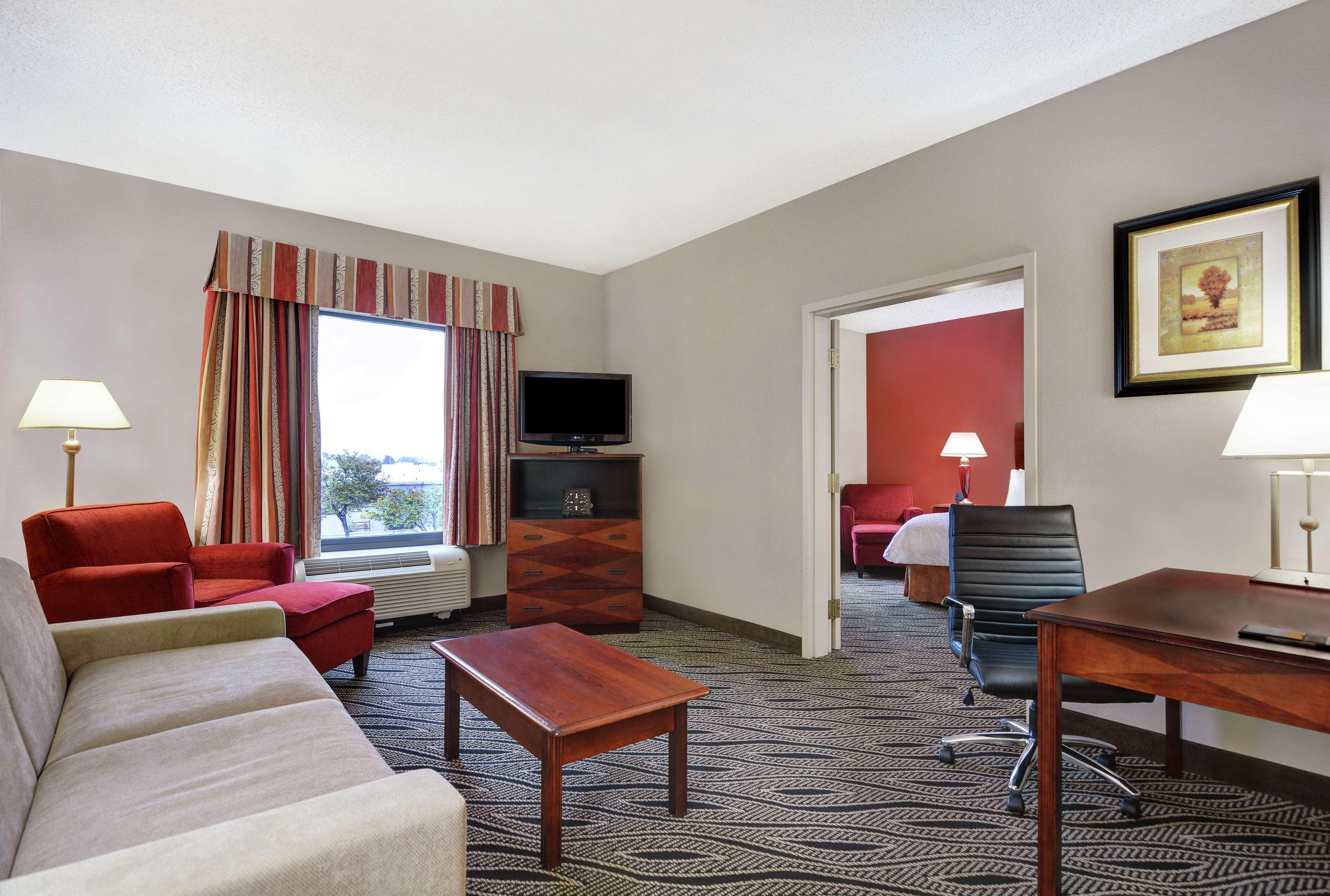 Hampton Inn Файетвил Екстериор снимка