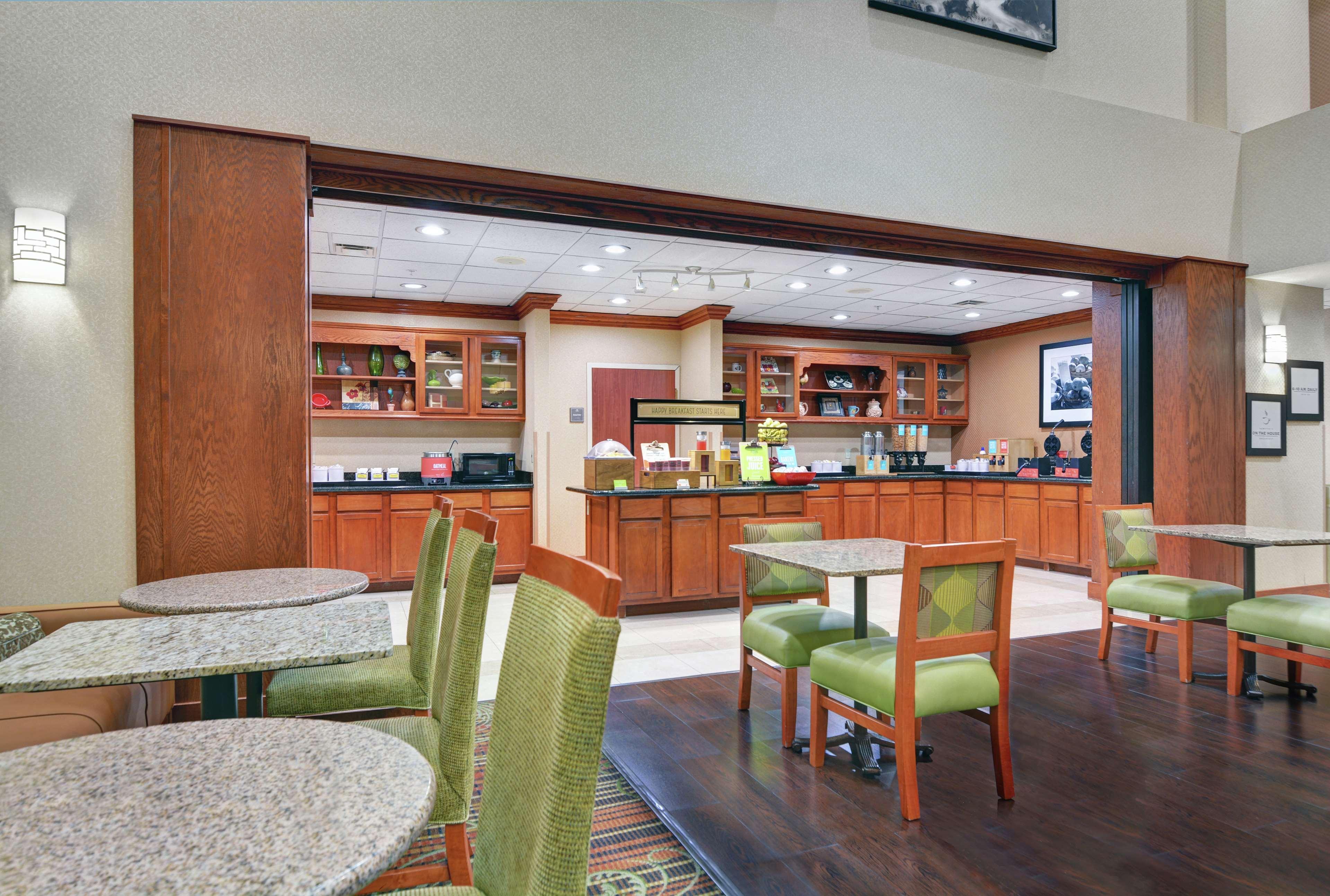 Hampton Inn Файетвил Екстериор снимка